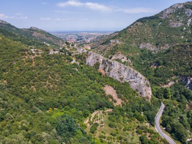 Bulgaristan 'ın Ortaçağ Asen Kalesi, Asenovgrad, Filibe Bölgesi' nin hava manzarası