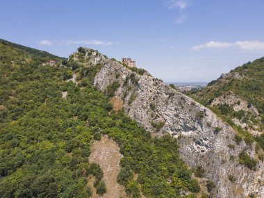 Bulgaristan 'ın Ortaçağ Asen Kalesi, Asenovgrad, Filibe Bölgesi' nin hava manzarası