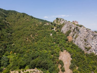 Bulgaristan 'ın Ortaçağ Asen Kalesi, Asenovgrad, Filibe Bölgesi' nin hava manzarası