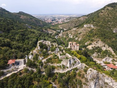 Bulgaristan 'ın Ortaçağ Asen Kalesi, Asenovgrad, Filibe Bölgesi' nin hava manzarası
