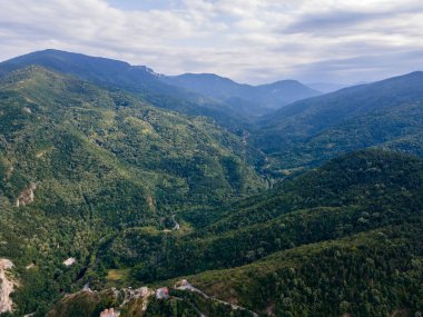 Bulgaristan 'ın Filibe Bölgesi Asenovgrad kasabası yakınlarındaki Rodop Dağları' nın hava manzarası
