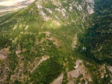 Bulgaristan 'ın Filibe Bölgesi Asenovgrad kasabası yakınlarındaki Rodop Dağları' nın hava manzarası