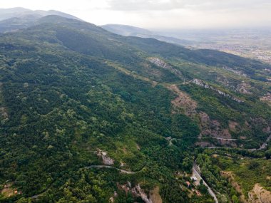 Bulgaristan 'ın Filibe Bölgesi Asenovgrad kasabası yakınlarındaki Rodop Dağları' nın hava manzarası
