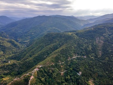 Bulgaristan 'ın Filibe Bölgesi Asenovgrad kasabası yakınlarındaki Rodop Dağları' nın hava manzarası