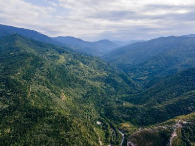 Bulgaristan 'ın Filibe Bölgesi Asenovgrad kasabası yakınlarındaki Rodop Dağları' nın hava manzarası