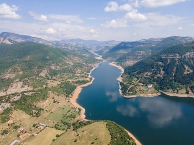 Bulgaristan 'ın Arda Nehri' nin hava manzarası sınır çizgileri ve Kardzhali Barajı