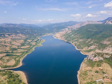 Bulgaristan 'ın Arda Nehri' nin hava manzarası sınır çizgileri ve Kardzhali Barajı
