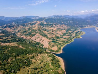 Bulgaristan 'ın Arda Nehri' nin hava manzarası sınır çizgileri ve Kardzhali Barajı