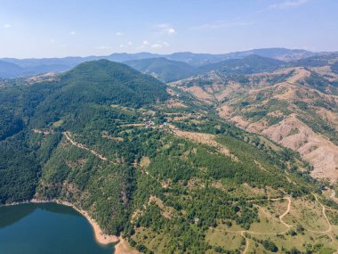 Bulgaristan 'ın Arda Nehri' nin hava manzarası sınır çizgileri ve Kardzhali Barajı