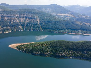 Bulgaristan 'ın Arda Nehri' nin hava manzarası sınır çizgileri ve Kardzhali Barajı