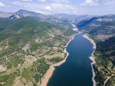 Bulgaristan 'ın Arda Nehri' nin hava manzarası sınır çizgileri ve Kardzhali Barajı