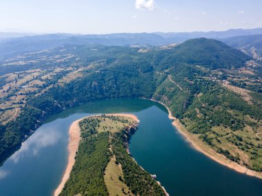 Bulgaristan 'ın Arda Nehri' nin hava manzarası sınır çizgileri ve Kardzhali Barajı