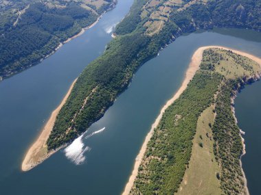 Bulgaristan 'ın Arda Nehri' nin hava manzarası sınır çizgileri ve Kardzhali Barajı