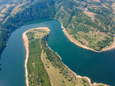 Bulgaristan 'ın Arda Nehri' nin hava manzarası sınır çizgileri ve Kardzhali Barajı