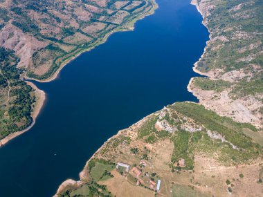 Bulgaristan 'ın Arda Nehri' nin hava manzarası sınır çizgileri ve Kardzhali Barajı