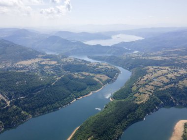 Bulgaristan 'ın Arda Nehri' nin hava manzarası sınır çizgileri ve Kardzhali Barajı