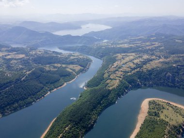 Bulgaristan 'ın Arda Nehri' nin hava manzarası sınır çizgileri ve Kardzhali Barajı