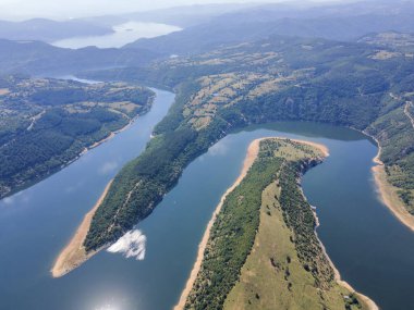 Bulgaristan 'ın Arda Nehri' nin hava manzarası sınır çizgileri ve Kardzhali Barajı