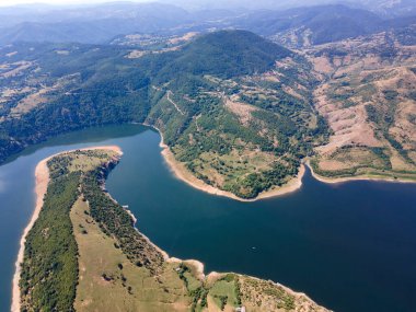 Bulgaristan 'ın Arda Nehri' nin hava manzarası sınır çizgileri ve Kardzhali Barajı