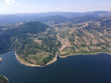 Bulgaristan 'ın Arda Nehri' nin hava manzarası sınır çizgileri ve Kardzhali Barajı