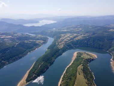 Bulgaristan 'ın Arda Nehri' nin hava manzarası sınır çizgileri ve Kardzhali Barajı