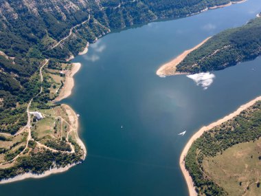 Bulgaristan 'ın Arda Nehri' nin hava manzarası sınır çizgileri ve Kardzhali Barajı