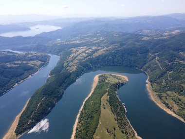 Bulgaristan 'ın Arda Nehri' nin hava manzarası sınır çizgileri ve Kardzhali Barajı