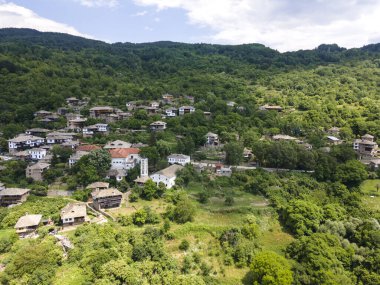 Bulgaristan 'ın Blagoevgrad Bölgesi, Otantik 19. yüzyıl evleriyle Kovaçevitsa Köyü' nün havadan görünüşü