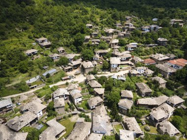 Bulgaristan 'ın Blagoevgrad Bölgesi, Otantik 19. yüzyıl evleriyle Kovaçevitsa Köyü' nün havadan görünüşü