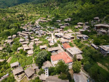 Bulgaristan 'ın Blagoevgrad Bölgesi, Otantik 19. yüzyıl evleriyle Kovaçevitsa Köyü' nün havadan görünüşü