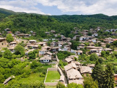 Bulgaristan 'ın Blagoevgrad Bölgesi, Otantik 19. yüzyıl evleriyle Kovaçevitsa Köyü' nün havadan görünüşü
