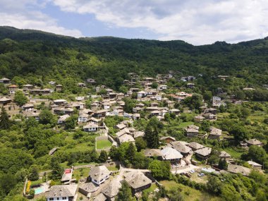 Bulgaristan 'ın Blagoevgrad Bölgesi, Otantik 19. yüzyıl evleriyle Kovaçevitsa Köyü' nün havadan görünüşü