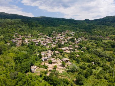 Bulgaristan 'ın Blagoevgrad Bölgesi, Otantik 19. yüzyıl evleriyle Kovaçevitsa Köyü' nün havadan görünüşü