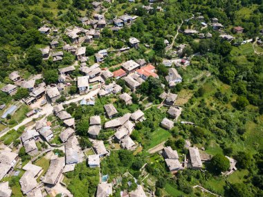 Bulgaristan 'ın Blagoevgrad Bölgesi, Otantik 19. yüzyıl evleriyle Kovaçevitsa Köyü' nün havadan görünüşü