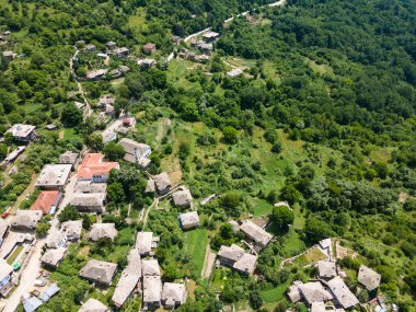 Bulgaristan 'ın Blagoevgrad Bölgesi, Otantik 19. yüzyıl evleriyle Kovaçevitsa Köyü' nün havadan görünüşü