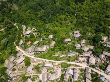 Bulgaristan 'ın Blagoevgrad Bölgesi, Otantik 19. yüzyıl evleriyle Kovaçevitsa Köyü' nün havadan görünüşü