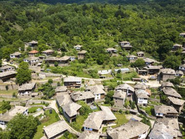 Bulgaristan 'ın Blagoevgrad Bölgesi, Otantik 19. yüzyıl evleriyle Kovaçevitsa Köyü' nün havadan görünüşü