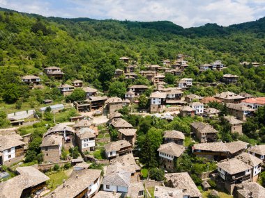 Bulgaristan 'ın Blagoevgrad Bölgesi, Otantik 19. yüzyıl evleriyle Kovaçevitsa Köyü' nün havadan görünüşü