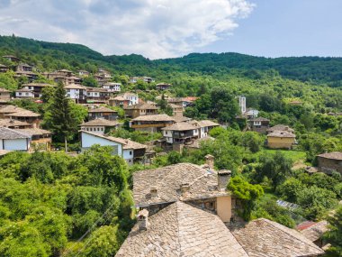 Bulgaristan 'ın Blagoevgrad Bölgesi, Otantik 19. yüzyıl evleriyle Kovaçevitsa Köyü' nün havadan görünüşü