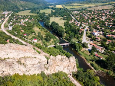 Bulgaristan 'ın Balkan Dağları' ndaki Iskar Nehri Boğazı 'ndaki kaya oluşumlarının hava görüntüsü