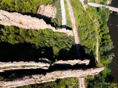 Bulgaristan 'ın Balkan Dağları' ndaki Iskar Nehri Boğazı 'ndaki kaya oluşumlarının hava görüntüsü