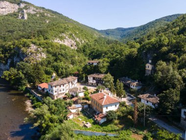 Bulgaristan 'ın Vratsa bölgesindeki İskar Nehri Boğazı ve Varsayım Ortaçağ Çerçeve Manastırı' nın hava manzarası