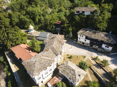 Bulgaristan 'ın Vratsa bölgesindeki İskar Nehri Boğazı ve Varsayım Ortaçağ Çerçeve Manastırı' nın hava manzarası