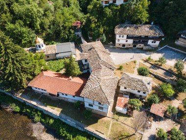 Bulgaristan 'ın Vratsa bölgesindeki İskar Nehri Boğazı ve Varsayım Ortaçağ Çerçeve Manastırı' nın hava manzarası