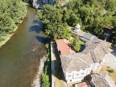 Bulgaristan 'ın Vratsa bölgesindeki İskar Nehri Boğazı ve Varsayım Ortaçağ Çerçeve Manastırı' nın hava manzarası