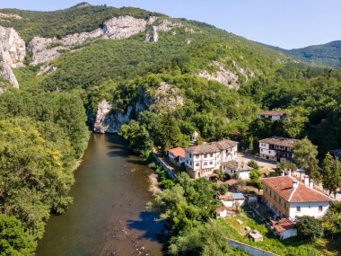 Bulgaristan 'ın Vratsa bölgesindeki İskar Nehri Boğazı ve Varsayım Ortaçağ Çerçeve Manastırı' nın hava manzarası