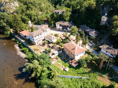 Bulgaristan 'ın Vratsa bölgesindeki İskar Nehri Boğazı ve Varsayım Ortaçağ Çerçeve Manastırı' nın hava manzarası