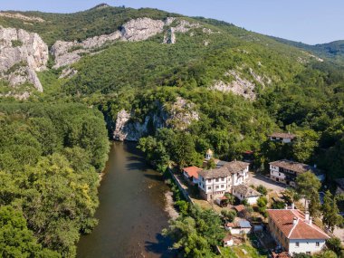 Bulgaristan 'ın Vratsa bölgesindeki İskar Nehri Boğazı ve Varsayım Ortaçağ Çerçeve Manastırı' nın hava manzarası