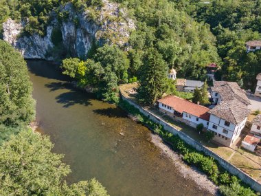 Bulgaristan 'ın Vratsa bölgesindeki İskar Nehri Boğazı ve Varsayım Ortaçağ Çerçeve Manastırı' nın hava manzarası