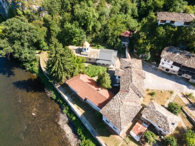 Bulgaristan 'ın Vratsa bölgesindeki İskar Nehri Boğazı ve Varsayım Ortaçağ Çerçeve Manastırı' nın hava manzarası